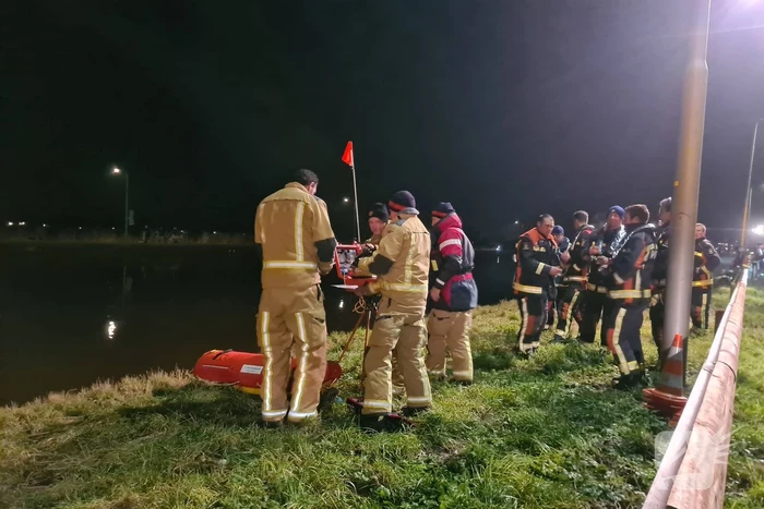 Hulpdiensten zoeken naar persoon in het water