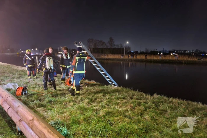 Hulpdiensten zoeken naar persoon in het water