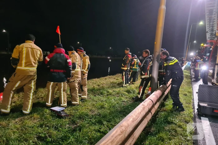 Hulpdiensten zoeken naar persoon in het water