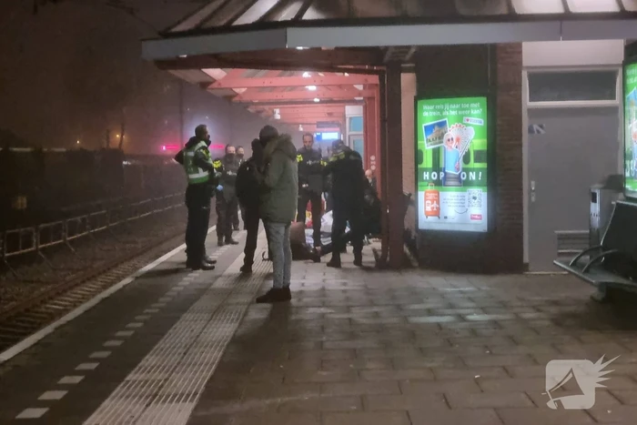 Vijf personen onder schot uit trein gehaald op treinstation