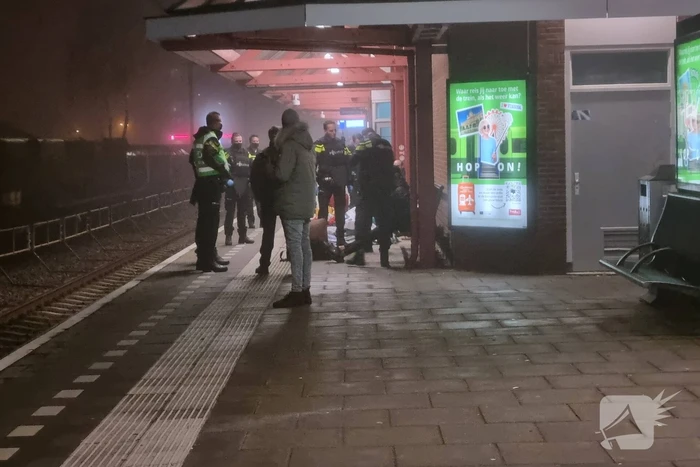 Vijf personen onder schot uit trein gehaald op treinstation