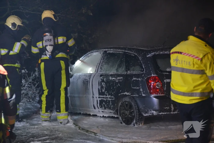 Geparkeerde auto vliegt in brand