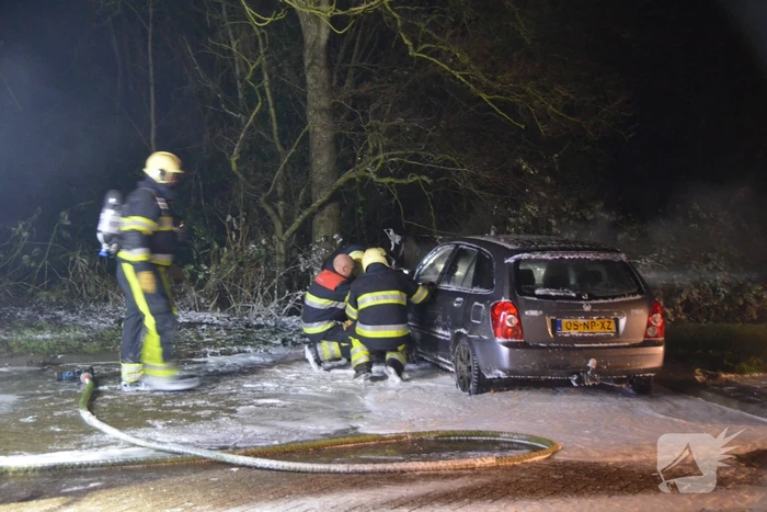Geparkeerde auto vliegt in brand