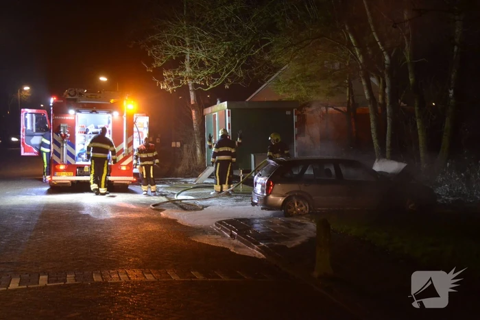 Geparkeerde auto vliegt in brand
