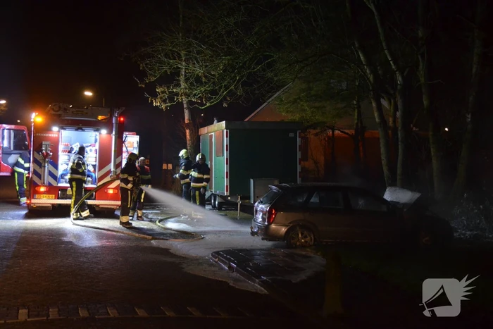 Geparkeerde auto vliegt in brand
