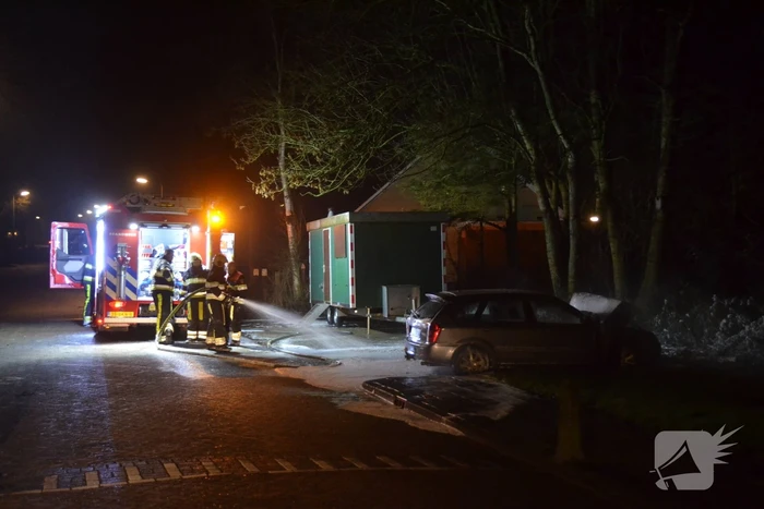 Geparkeerde auto vliegt in brand