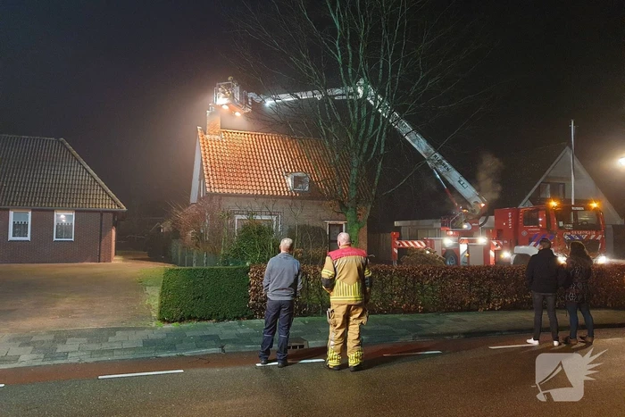 Brandweer blust schoorsteenbrand