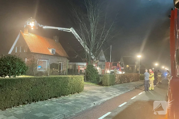 Brandweer blust schoorsteenbrand