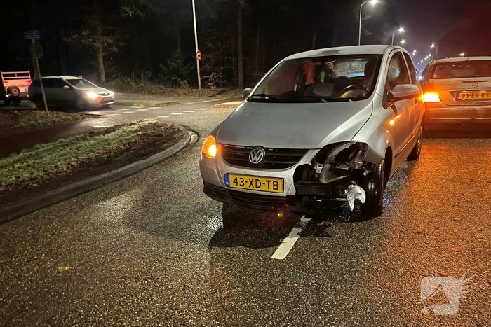 Automobilist verliest macht over het stuur en vliegt over vluchtheuvel