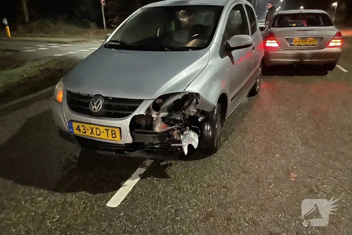 Automobilist verliest macht over het stuur en vliegt over vluchtheuvel