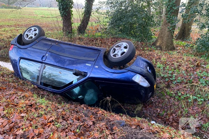 Auto belandt op zijn kop in greppel