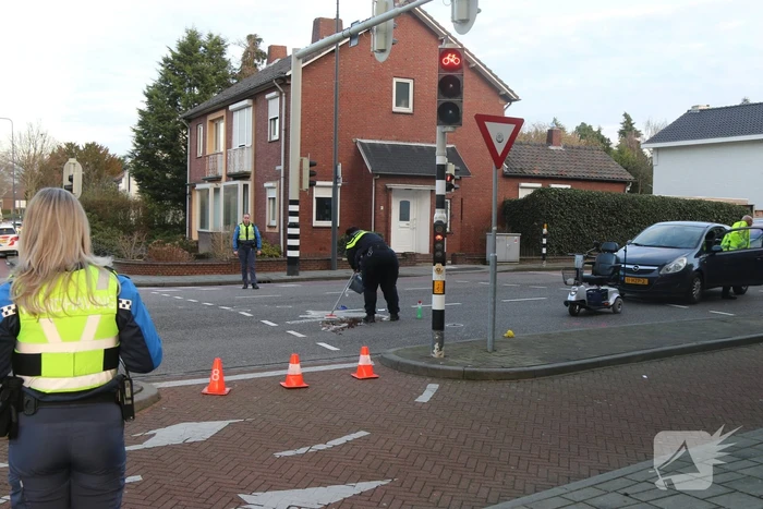 Bestuurder scootmobiel aangereden door personenauto