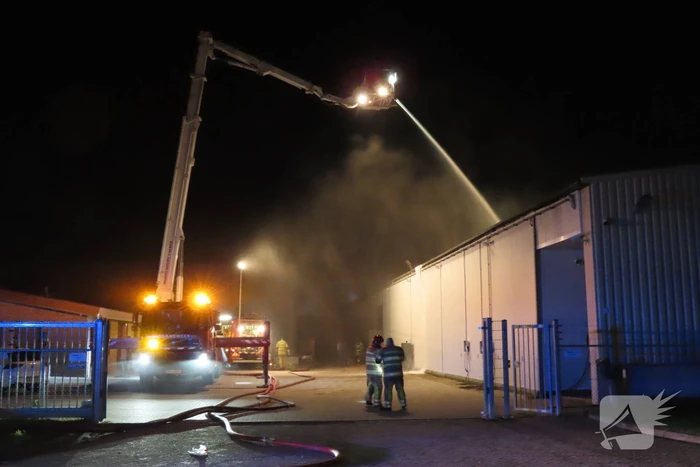 Flinke rookontwikkeling door brand in loods