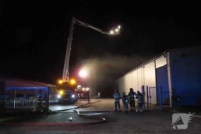 Flinke rookontwikkeling door brand in loods