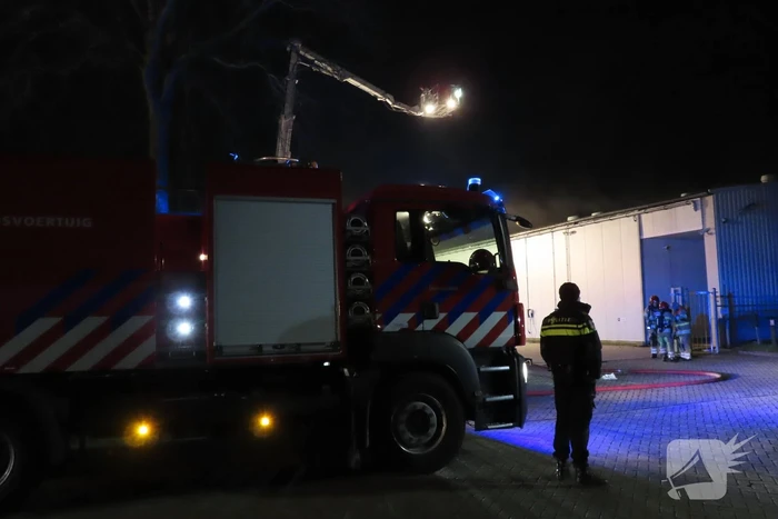Flinke rookontwikkeling door brand in loods