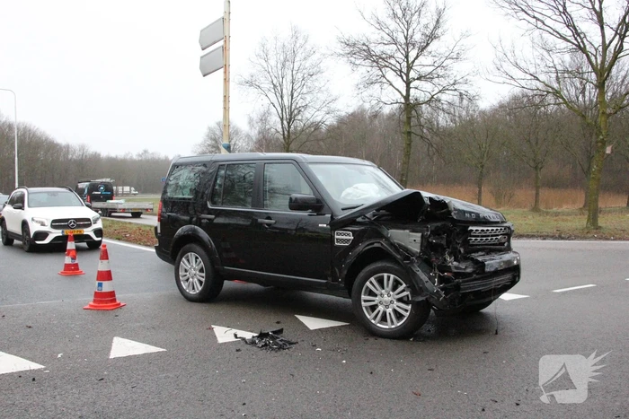 Range Rover flink beschadigd bij aanrijding