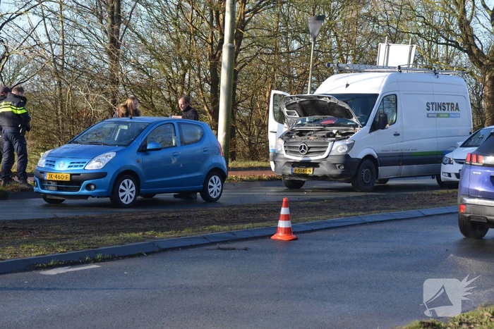 Bestuurder van bestelbus botst op voorganger