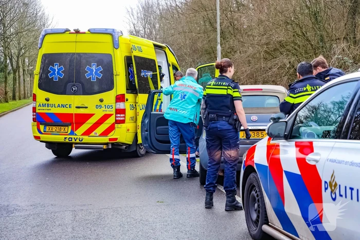 Twee auto's botsen op kruising, een gewonde