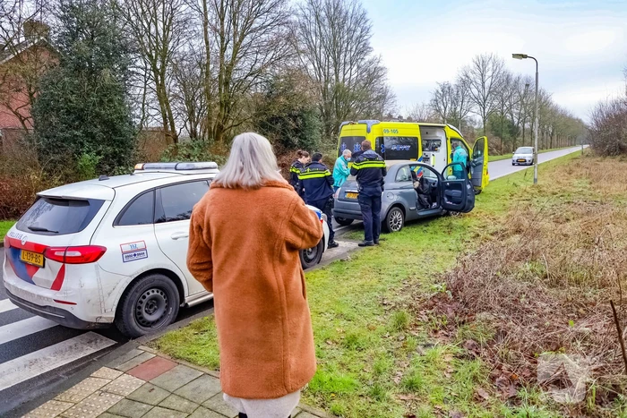 Twee auto's botsen op kruising, een gewonde