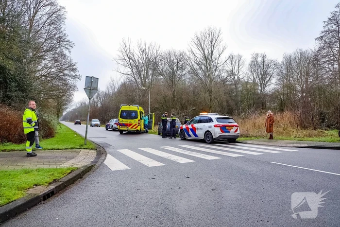 Twee auto's botsen op kruising, een gewonde