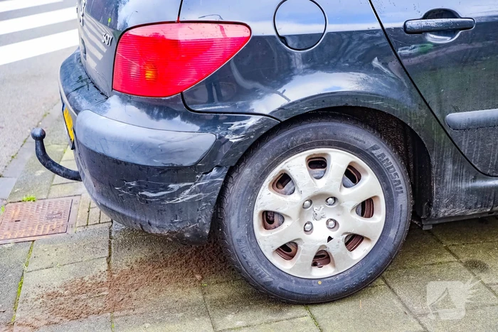 Twee auto's botsen op kruising, een gewonde