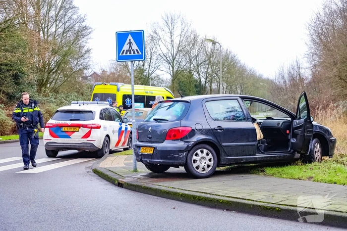 Twee auto's botsen op kruising, een gewonde