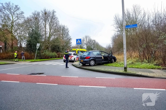 Twee auto's botsen op kruising, een gewonde