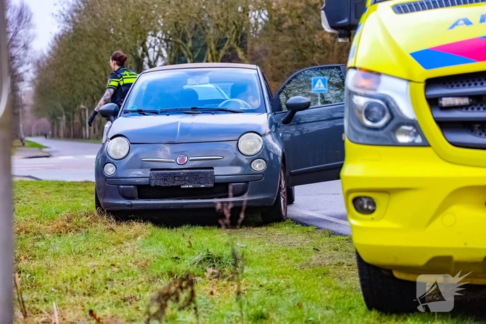 Twee auto's botsen op kruising, een gewonde