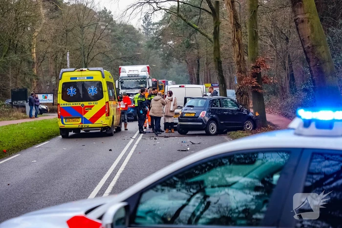 Enorme schade bij aanrijding tussen twee auto's