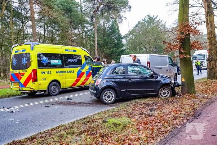 Enorme schade bij aanrijding tussen twee auto's