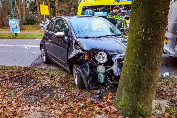 Enorme schade bij aanrijding tussen twee auto's