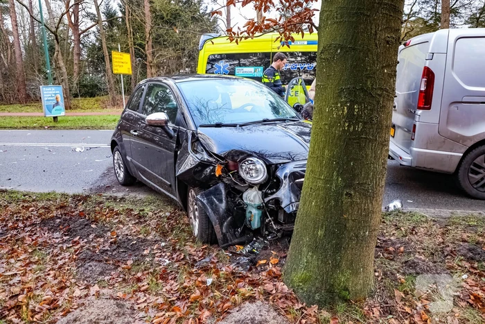 Enorme schade bij aanrijding tussen twee auto's
