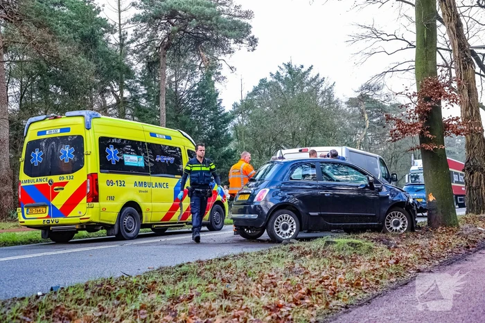 Enorme schade bij aanrijding tussen twee auto's