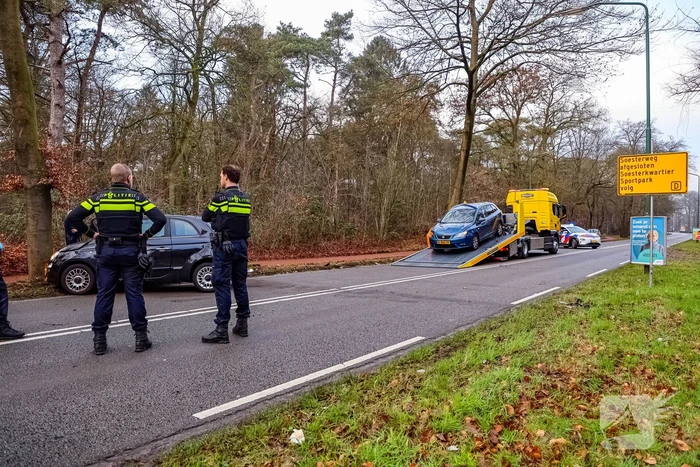 Enorme schade bij aanrijding tussen twee auto's