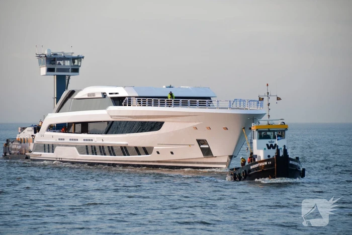 Luxe superjacht Galactica vaart eindelijk de haven binnen