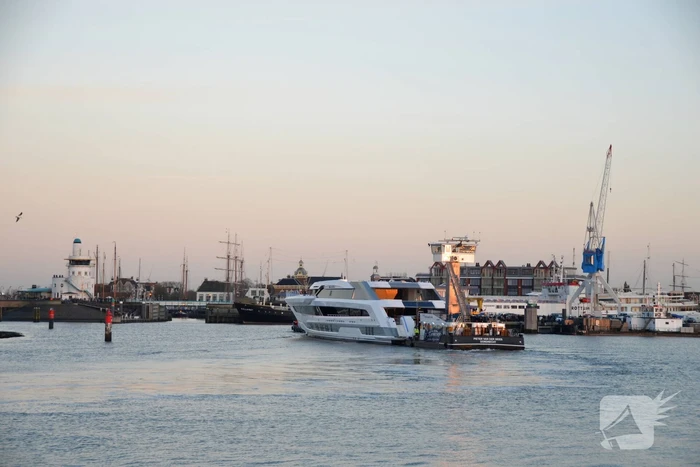 Luxe superjacht Galactica vaart eindelijk de haven binnen
