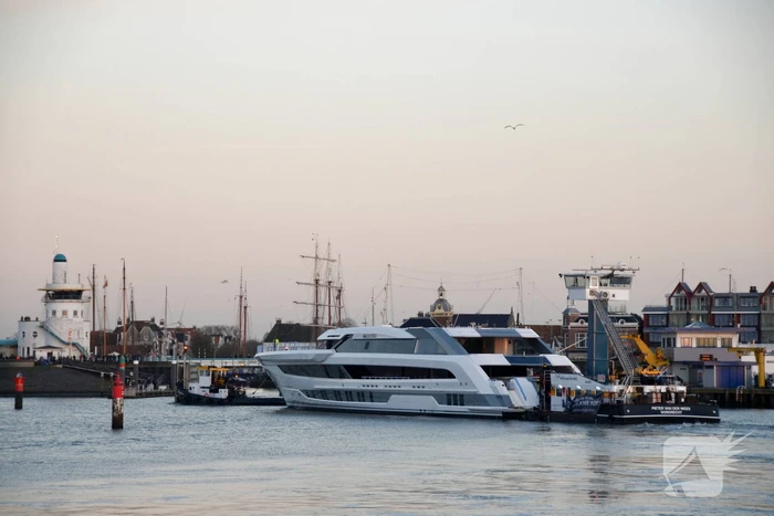 Luxe superjacht Galactica vaart eindelijk de haven binnen