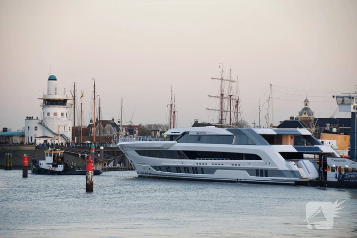 Luxe superjacht Galactica vaart eindelijk de haven binnen