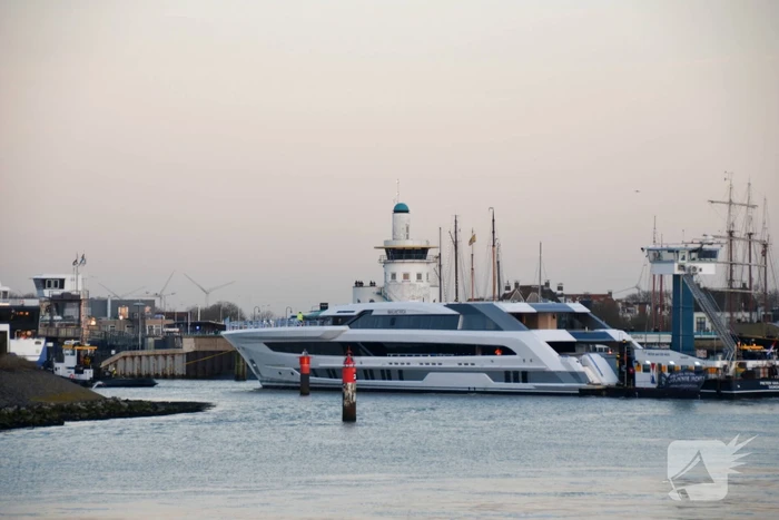 Luxe superjacht Galactica vaart eindelijk de haven binnen