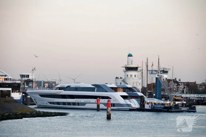 Luxe superjacht Galactica vaart eindelijk de haven binnen