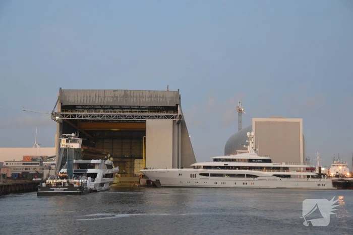 Luxe superjacht Galactica vaart eindelijk de haven binnen