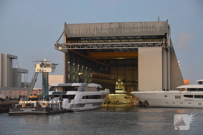 Luxe superjacht Galactica vaart eindelijk de haven binnen