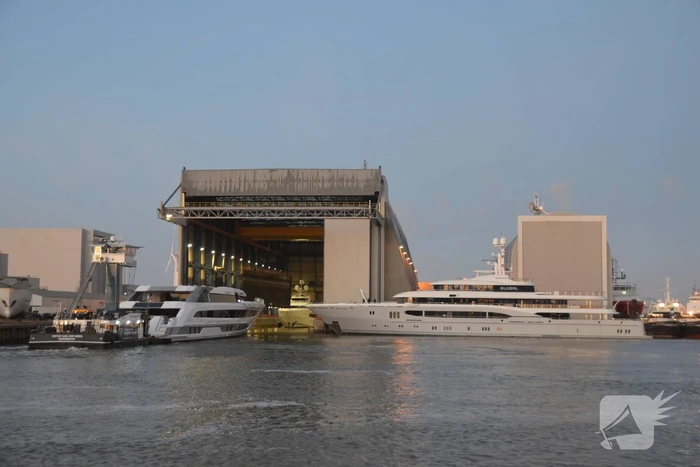 Luxe superjacht Galactica vaart eindelijk de haven binnen