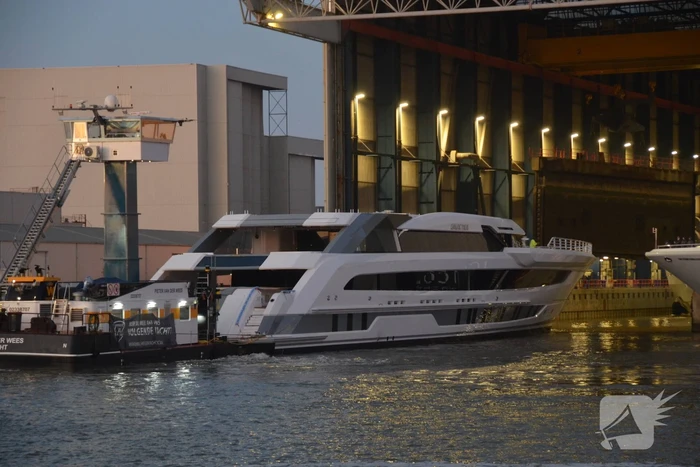 Luxe superjacht Galactica vaart eindelijk de haven binnen