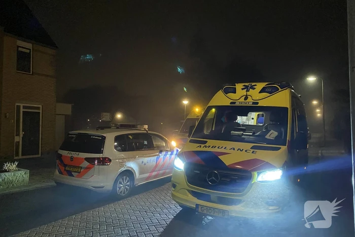 Meerdere ambulances trekken bekijks van buurtbewoners