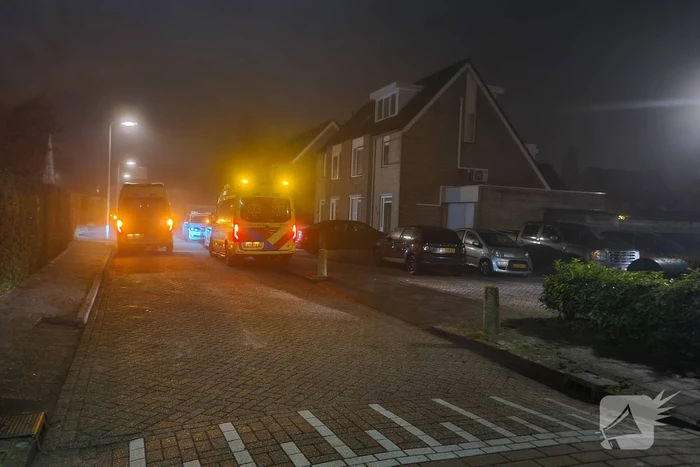 Meerdere ambulances trekken bekijks van buurtbewoners
