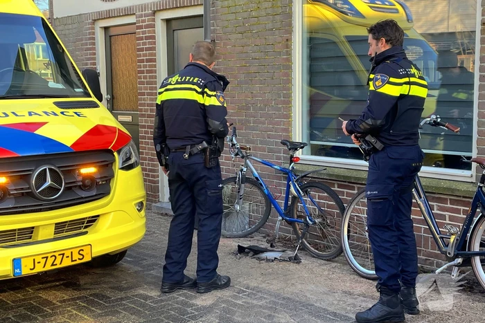 Automobilist botst op paaltje