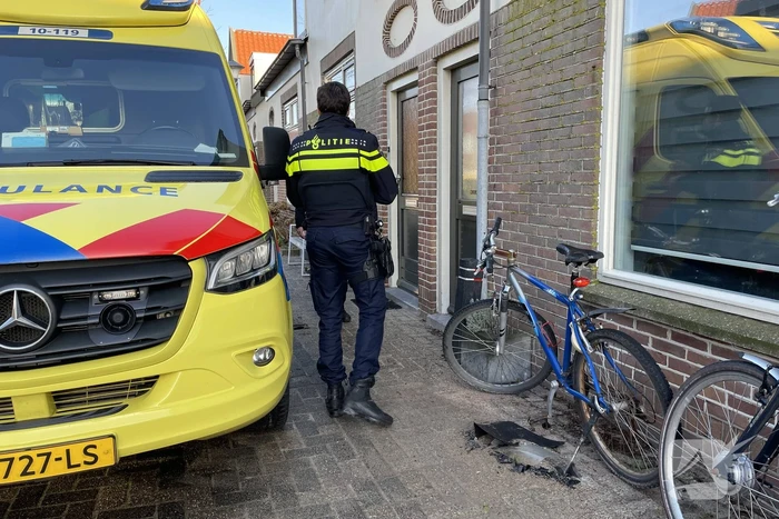 Automobilist botst op paaltje