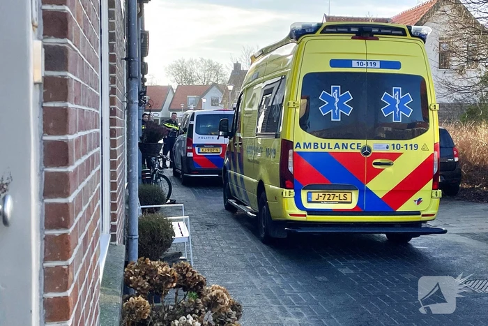 Automobilist botst op paaltje