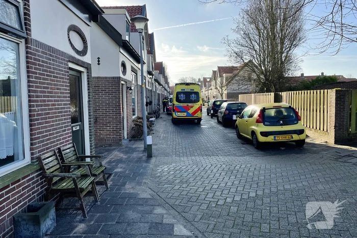 Automobilist botst op paaltje